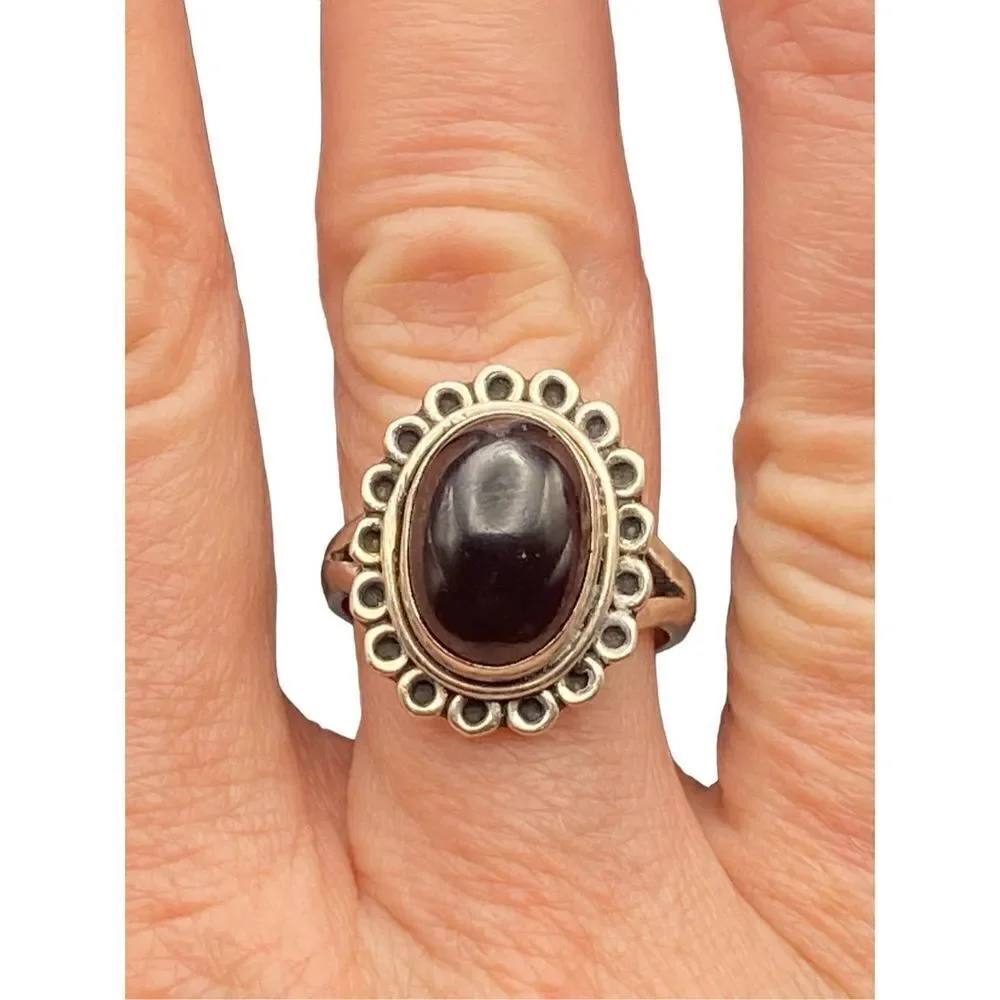 Vintage sterling silver 925 oval garnet cabochon surrounded by open swirls size